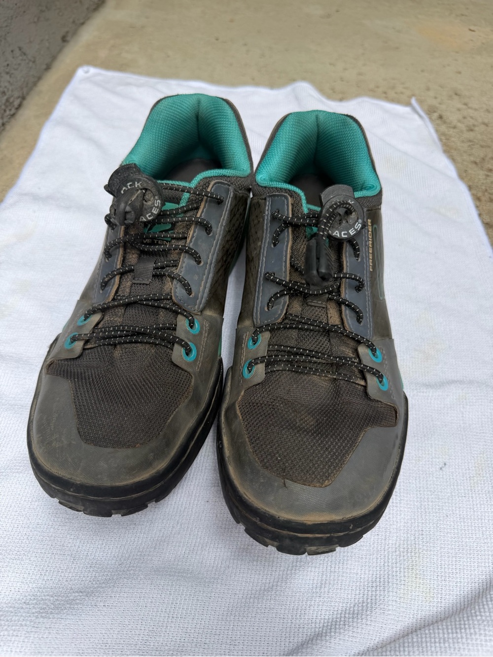 FiveTen Freeriders size 8 black and teal